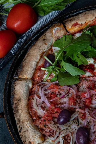 Pizza Italiana Tradicional Con Rodajas Rúcula Tomates Secados Sol Mozzarella — Foto de Stock