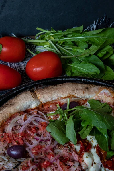 Pizza Italiana Tradicional Con Rodajas Rúcula Tomates Secados Sol Mozzarella — Foto de Stock