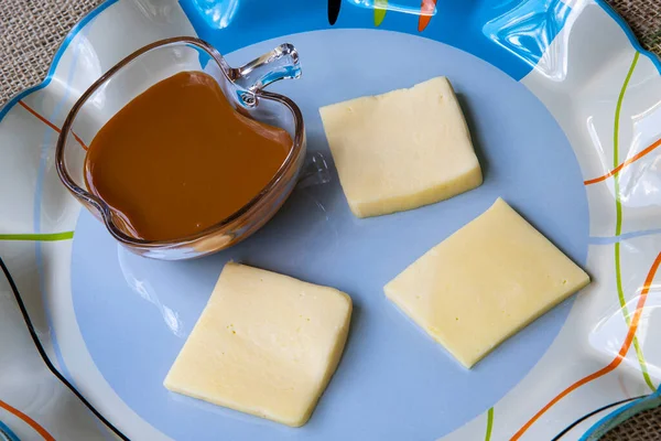 Tradiční Brazilský Dezert Rozpuštěným Karamelem Sýrem Jmenuje Dulce Leche Argentině — Stock fotografie