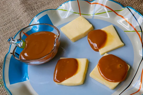 传统的巴西甜点与融化焦糖和奶酪 在阿根廷叫Dulce Leche 在巴西叫Doce Leite 奶酪与牛奶焦糖酱的混合 — 图库照片