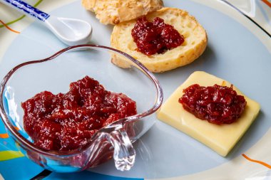 Brezilya ev yapımı peynirli ekmek, Portekizce pao de queijo ve guava tatlısıyla geleneksel minas peyniri..