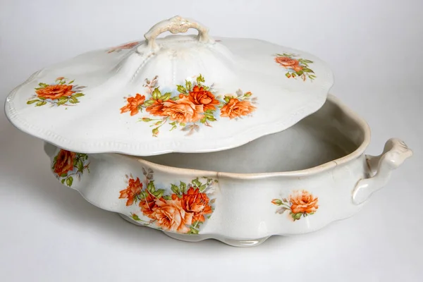 Antik Porslin Tureen Med Blommor Målade Vit Bakgrund — Stockfoto