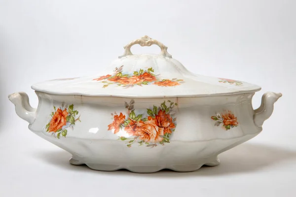 Antique Porcelana Tureen Com Flores Pintadas Sobre Fundo Branco — Fotografia de Stock