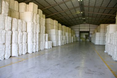 Brezilya tekstil endüstrisinde pamuk balyaları olan bir depo.