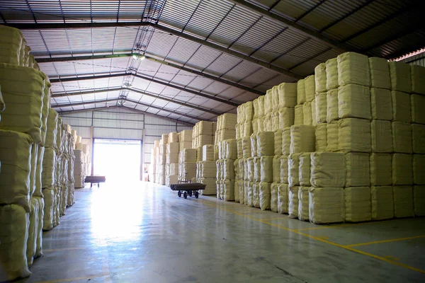 ブラジルの繊維産業に綿俵を持つ倉庫 — ストック写真