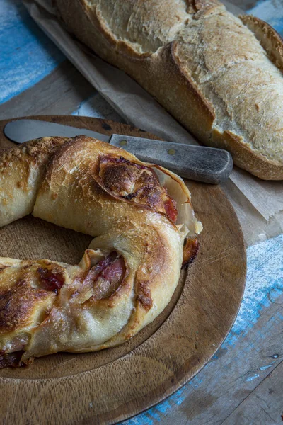 Pão Fermentado Natural Italiano Recheado Com Queijo Provolone Salsicha Calabrese — Fotografia de Stock