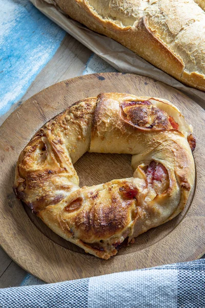 Pain Fermenté Naturel Italien Farci Provolone Saucisse Calabre Dans Plat — Photo