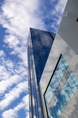 Sao Paulo, Brezilya - 26 Mayıs 2021 - Vila Olimpia Mahallesi 'ndeki Brigadeiro Faria Lima Bulvarı' ndaki modern mimari ofis binasının cam cephesi.