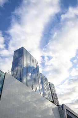 Sao Paulo, Brezilya - 26 Mayıs 2021 - Vila Olimpia Mahallesi 'ndeki Brigadeiro Faria Lima Bulvarı' ndaki modern mimari ofis binasının cam cephesi.