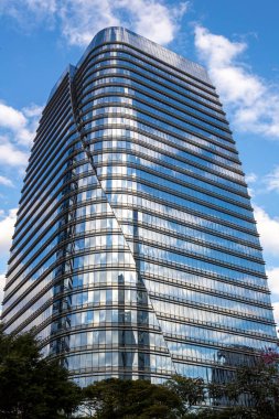 Sao Paulo, Brezilya - 26 Mayıs 2021 - Vila Olimpia Mahallesi 'ndeki Brigadeiro Faria Lima Bulvarı' ndaki modern mimari ofis binasının cam cephesi.