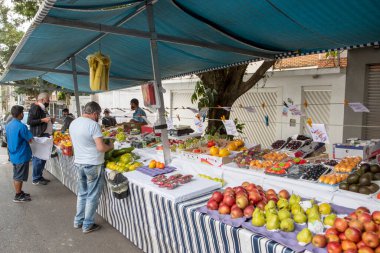 Sao Paulo, Brezilya - 20 Haziran 2021 - tüketicilerin geleneksel sokak pazarındaki görüntüsü. Sao Paulo, Brezilya