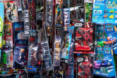 Sao Paulo, Brezilya - 21 Nisan 2021 - Açık hava pazarında satılacak oyuncaklar. 