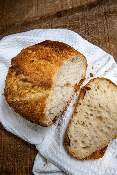 自制的食物 美味的天然发酵面包 在白布餐巾和木制桌子上 — 图库照片
