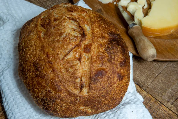 自制的食物 配奶酪的天然发酵面包 在白布餐巾和木制桌子上 — 图库照片