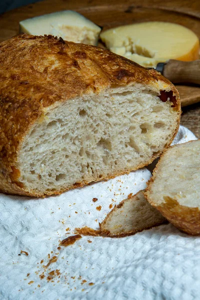 Comida Casera Delicioso Pan Fermentación Natural Con Queso Servilleta Tela — Foto de Stock