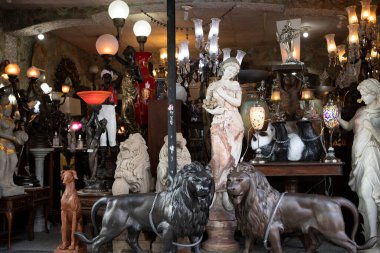 Sao Paulo, Brezilya - Jun09, 2021 - Sao Paulo şehir merkezindeki bir mağazada satılık sanat deco ve antika eşyalar