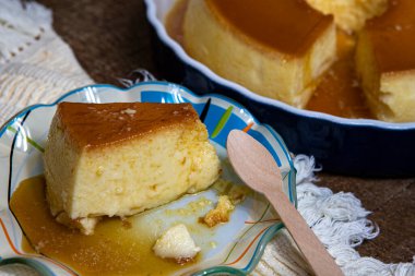 Sütlü puding ya da pudim de leite. Brezilya usulü ev yapımı karamel kremalı puding. Ahşap arka planda geleneksel Brezilya turtası