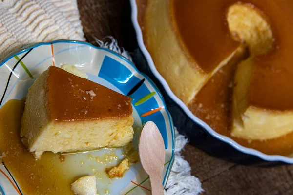 牛奶布丁 Pudim Leite 巴西甜食自制焦糖奶油布丁 木制背景的传统巴西法兰绒 — 图库照片