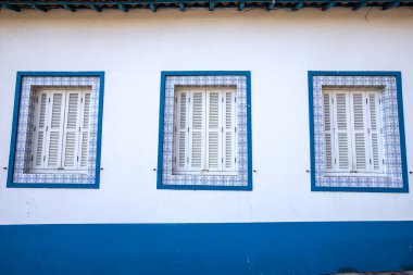 Brezilya 'nın tarihi sömürge dönemi şehri Santana do Parnaiba' daki ev cephesine açılan pencere. 1580 'de kuruldu. Resmi tarihi mirastır..