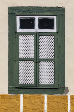 Brezilya 'nın tarihi sömürge dönemi şehri Santana do Parnaiba' daki ev cephesine açılan pencere. 1580 'de kuruldu. Resmi tarihi mirastır..