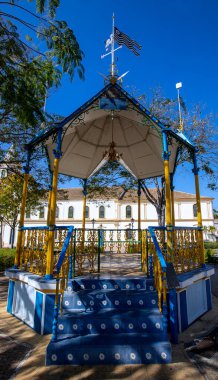 Sömürge şehri Santana do Paraiba, Sao Paulo State, Brezilya 'nın karesindeki renkli orkestra duruşu