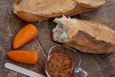 İtalyan ekmeği, sardella aperatifi ve ahşap masada mini dolma biber.