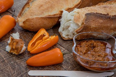 İtalyan ekmeği, sardella aperatifi ve ahşap masada mini dolma biber.