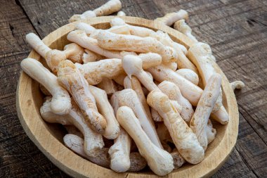 Geleneksel Brezilya nişasta bisküvisi biscoito de polvilho olarak adlandırılır kırsal ahşap arka planda bir sepette