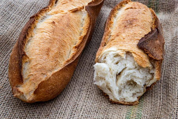Традиционный Итальянский Хлеб Деревенском Фоне Джута — стоковое фото