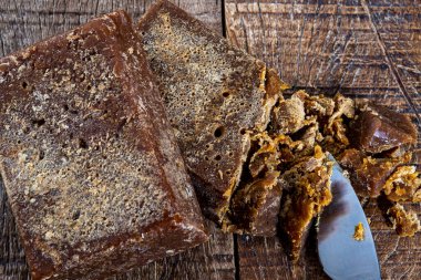 Şeker kamışından ya da esmer şekerden yapılmış. Kırsal ahşap masada Latin Amerika 'da tüketildi.