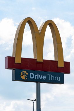 Sao Paulo, Brezilya - Ağustos 03, 2021 McDonald 's logosu direğin üzerinde. McDonald 's dünyanın en büyük hamburger fast food restoranları zinciri.