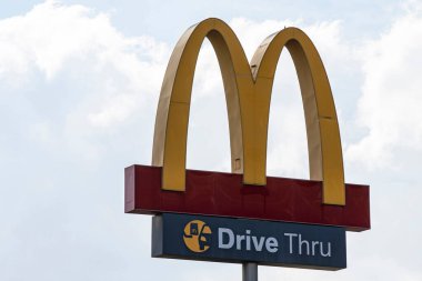 Sao Paulo, Brezilya - Ağustos 03, 2021 McDonal d logosu. McDonald 's dünyanın en büyük hamburger fast food restoranları zinciri.