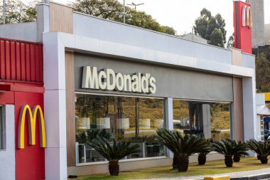 Sao Paulo, Brezilya - Ağustos 03, 2021 - McDonald 's Cephesi. McDonald 's dünyanın en büyük hamburger fast food restoranları zinciri.
