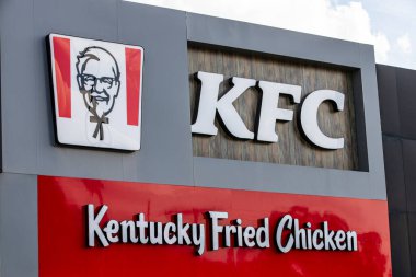 Sao Paulo, Brezilya - 3. 2021 - Sao Paulo Eyaleti 'ndeki Bandeirantes Otoyolu' ndaki geleneksel KFC restoranı. 