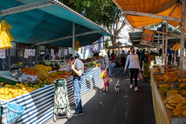 Sao Paulo, Brezilya - 15 Ağustos 2021 Sao Paulo şehrinin geleneksel sokak fuarı, taze yiyecek tedarik ediyor. İnsanlar koruma maskesi kullanıyor..