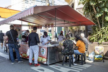 Paulo, Brezilya - 15 Ağustos 2021 - Brezilya 'nın Sao Paulo, Brezilya' da popüler bir sokak yemeği olan Pastel veya hamur işi sokak tezgahı 