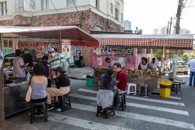 Paulo, Brezilya - 15 Ağustos 2021 - Brezilya 'nın Sao Paulo, Brezilya' da popüler bir sokak yemeği olan Pastel veya hamur işi sokak tezgahı 