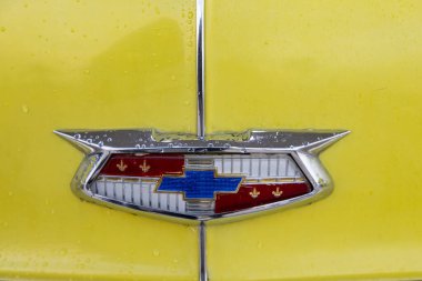 Sao Paulo, Brezilya, 28 Haziran 2021 - Sarı Chevrolet Bel Air, yağmur damlalı Chevrolet logosuna odaklan.