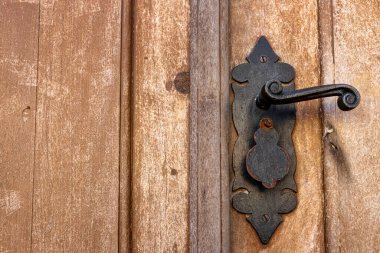 Brezilya 'nın Sao Paulo eyaletinde 1625 yılında kurulan Santana do Parnaba' daki pirinç saplı eski ahşap kapının detayları.