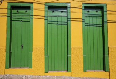 Brezilya 'nın tarihi sömürge dönemi şehri Santana do Parnaiba' daki sömürge evinin ön cephesindeki eski kapı. 1580 'de kuruldu. Resmi tarihi mirastır..