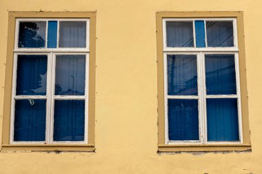 Brezilya 'nın tarihi sömürge dönemi şehri Santana do Parnaiba' daki ev cephesine açılan pencere. 1580 'de kuruldu. Resmi tarihi mirastır..