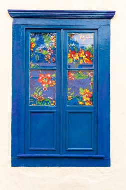 Brezilya 'nın tarihi sömürge dönemi şehri Santana do Parnaiba' daki evin ön cephesine dekore edilmiş pencere. 1580 'de kuruldu. Resmi tarihi mirastır..