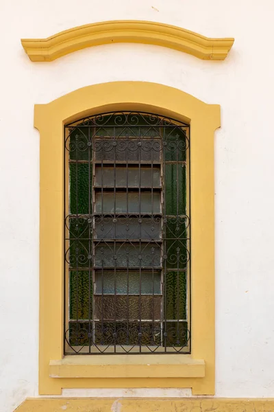 ブラジルの植民地時代の歴史的な都市 サンタナ パルナイバの教会のファサードの窓 天正8年 1580年 — ストック写真
