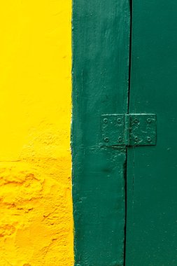 Sömürge şehri Santana do Parnaiba, Sao Paulo State, Brezilya 'daki bir evin ön duvarındaki simetrik geometrik desenlerin ve zıt renklerin bileşimi