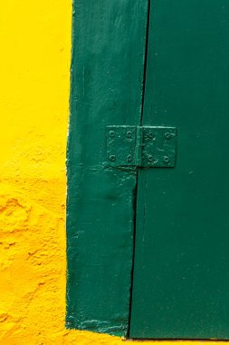 Sömürge şehri Santana do Parnaiba, Sao Paulo State, Brezilya 'daki bir evin ön duvarındaki simetrik geometrik desenlerin ve zıt renklerin bileşimi