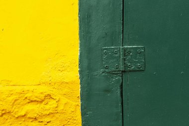 Sömürge şehri Santana do Parnaiba, Sao Paulo State, Brezilya 'daki bir evin ön duvarındaki simetrik geometrik desenlerin ve zıt renklerin bileşimi