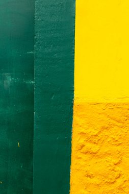 Sömürge şehri Santana do Parnaiba, Sao Paulo State, Brezilya 'daki bir evin ön duvarındaki simetrik geometrik desenlerin ve zıt renklerin bileşimi