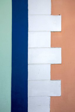 Sömürge şehri Santana do Parnaiba, Sao Paulo State, Brezilya 'daki bir evin ön duvarındaki simetrik geometrik desenlerin ve zıt renklerin bileşimi