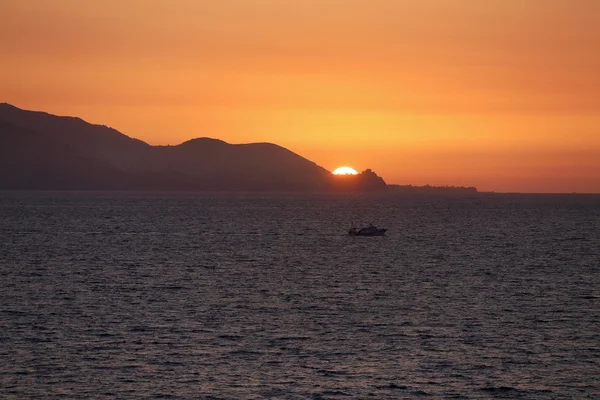 水の上の黄金の夕日のビュー — ストック写真