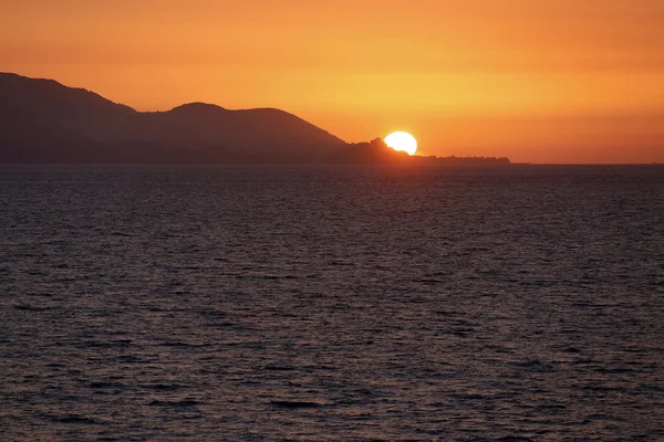 Vista Pôr Sol Dourado Sobre Água — Fotografia de Stock